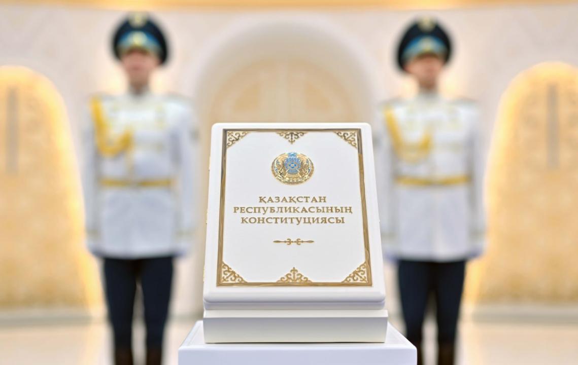 Вступление в законную силу нашей новой Конституции-важнейшее событие для всей страны. От всей души поздравляю вас!