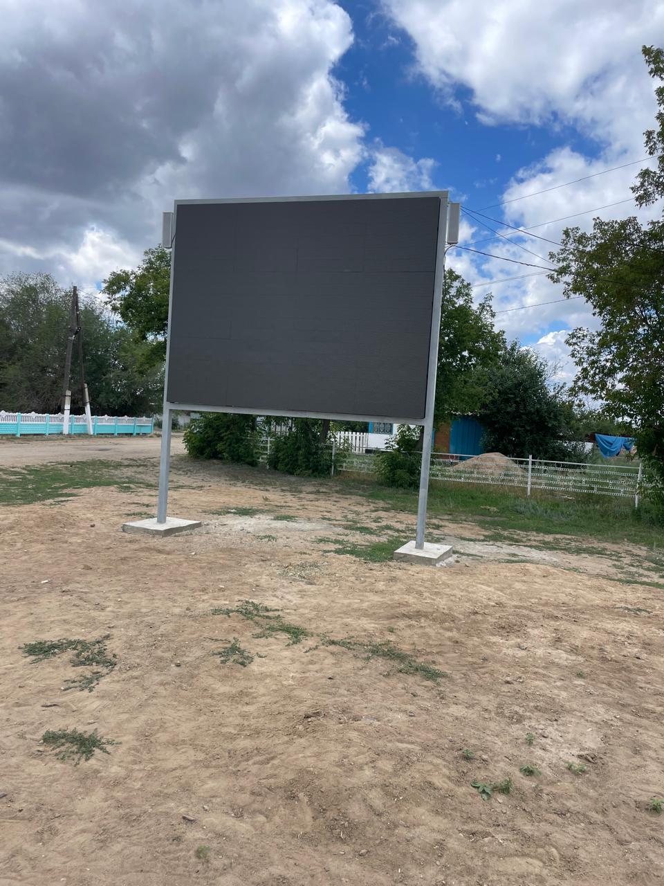 В селе Красная Поляна установлен современный LED-экран. Установка нового LED-экрана стала одним из важных шагов в развитии информационной инфраструктуры населённого пункта. Теперь жители села смогут оперативно получать важную информацию, знакомиться с государственными программами, общественно значимыми мероприятиями, новостями культуры и спорта, а также просматривать социальные и информационные видеоролики. Установка современного цифрового экрана способствует повышению доступности информации для населения, развитию общественного информирования и созданию комфортной и современной информационной среды для жителей села.