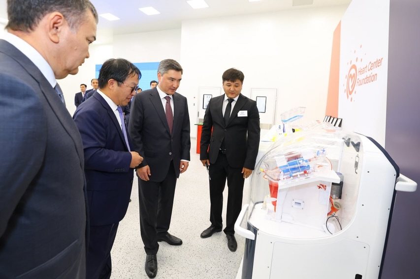 Олжас Бектенов посетил завод ОФ «Heart Center Foundation»