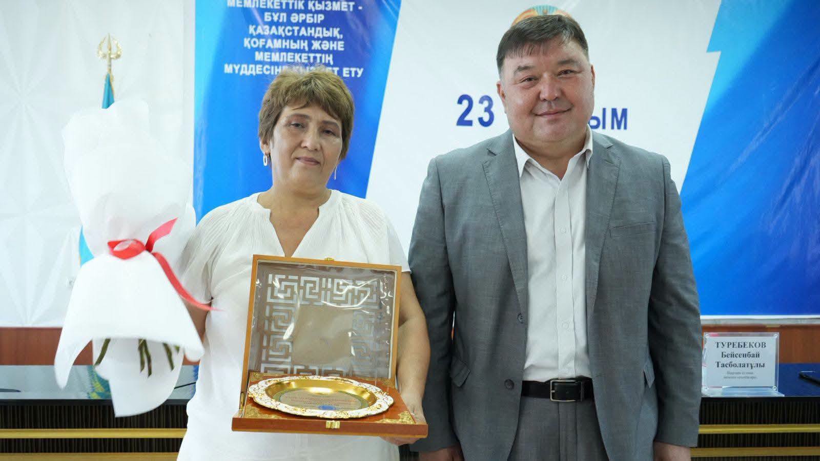МЕМЛЕКЕТТІК ҚЫЗМЕТШІЛЕР КҮНІНЕ ОРАЙ САЛТАНАТТЫ ЖИЫН ӨТТІ