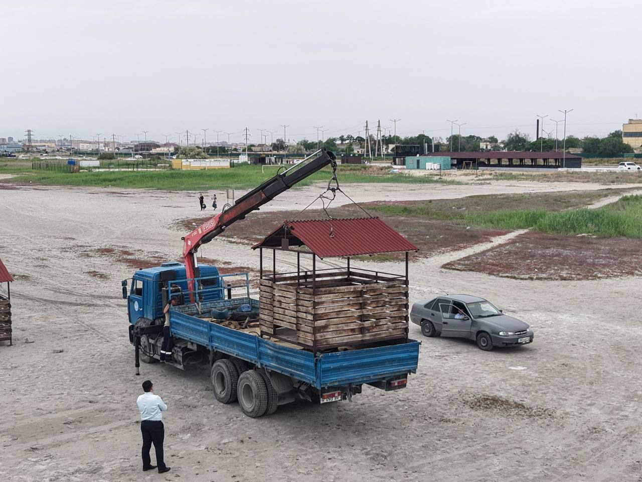 В Актау с морского побережья изъято около 20 незаконных объектов предпринимательства