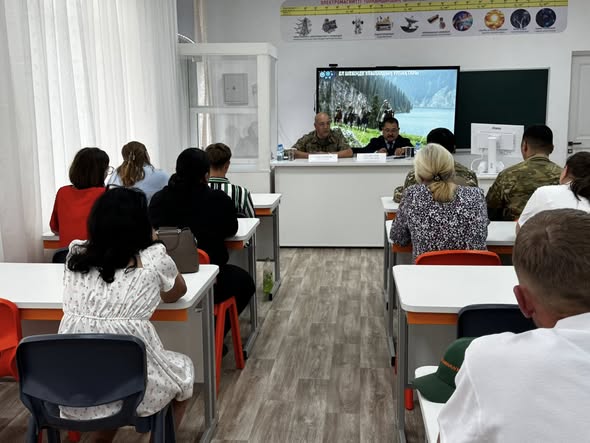 В рамках взаимодействия местных исполнительных органов с Пограничной службой КНБ Республики Казахстан аким Беловского сельского округа Жанбулов Нурлан Кайроллаевич совместно с заместителем начальника Департамента Пограничной службы КНБ РК по Северо-Казахстанской области полковником Тайсенгировым Тимуром Булатовичем провели встречу с жителями Беловского сельского округа.