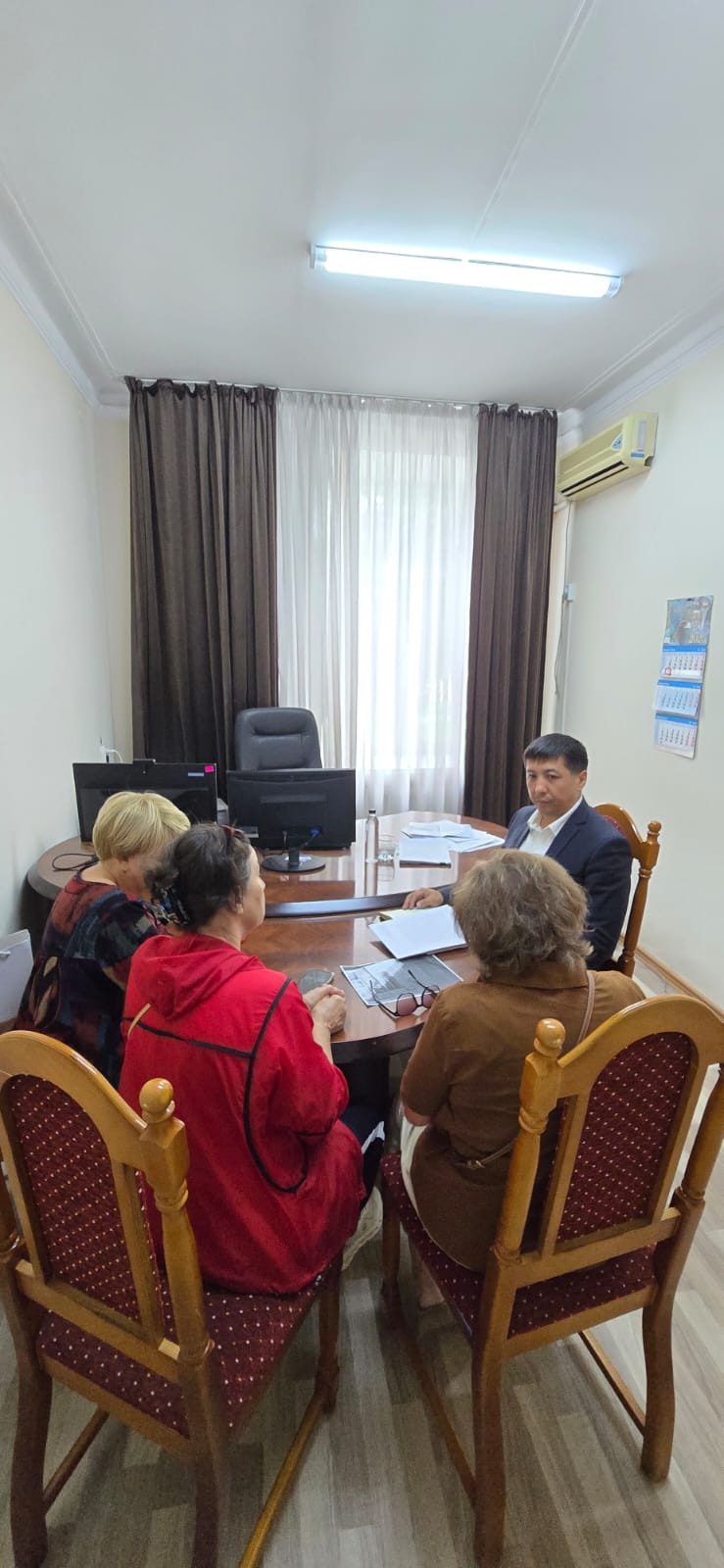 Руководитель аппарата маслихата города Семей Азат Кусаинов провел очередной прием граждан