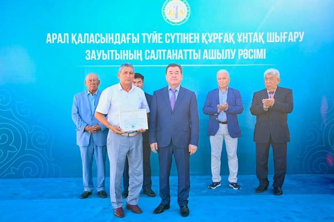 В Аральском районе запущен завод по производству сухого верблюжьего молока.