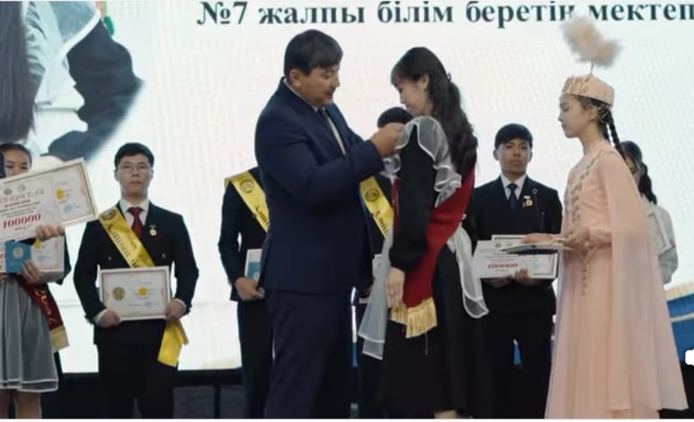 В Каракиянском районе наградили отличников учебного года