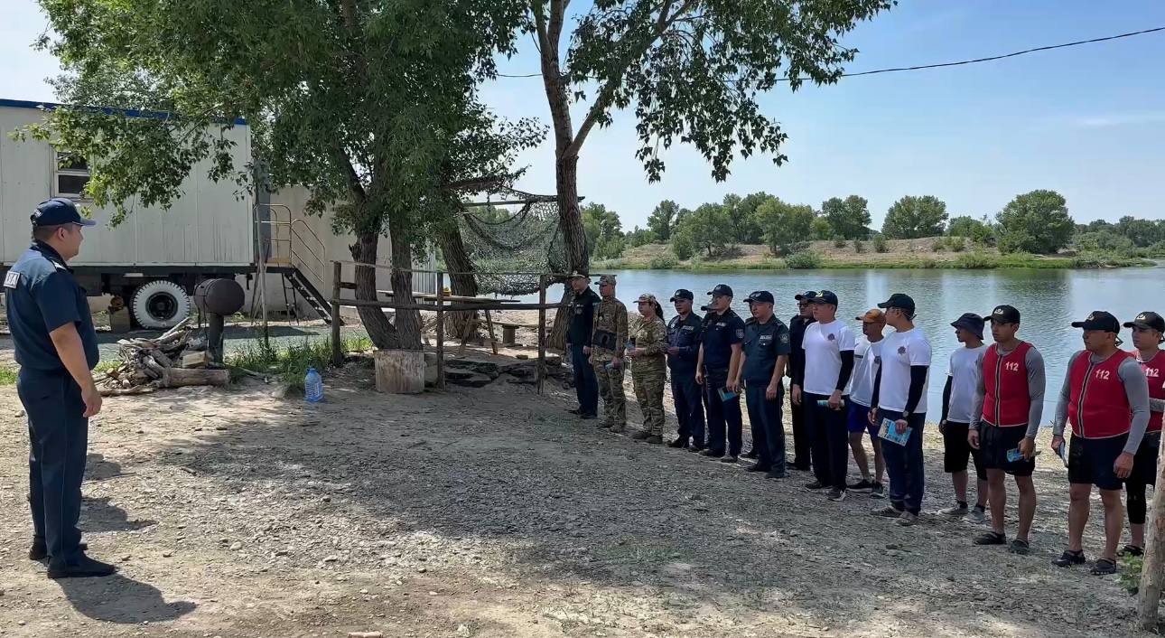 Вода — граница между развлечением и опасностью: в области Абай полицейские и спасатели провели рейды на берегах водоёмов.