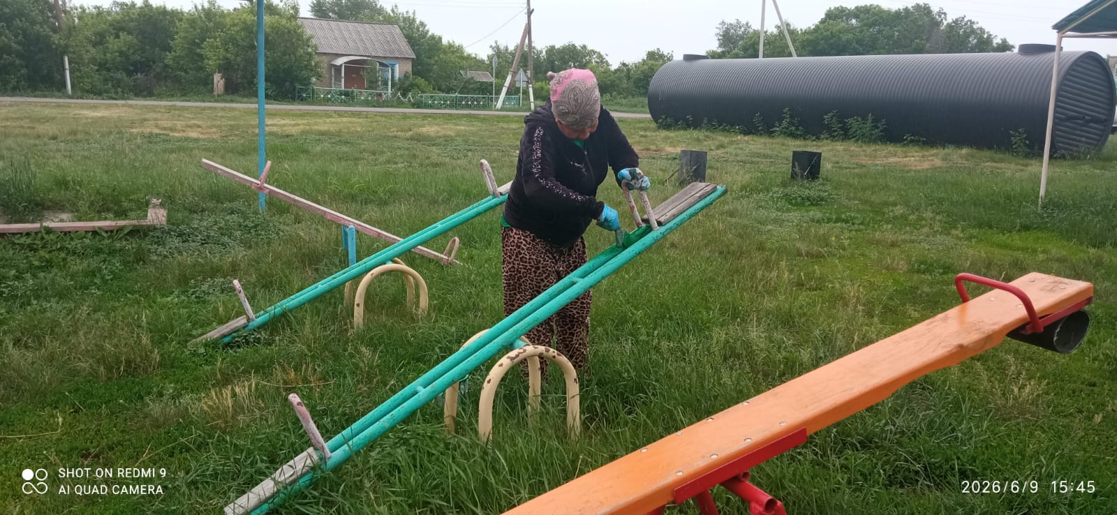 По Пресноредутскому сельскому округу в селе Пресноредуть, ауле Нурымбет идет покраска детских игровых площадок