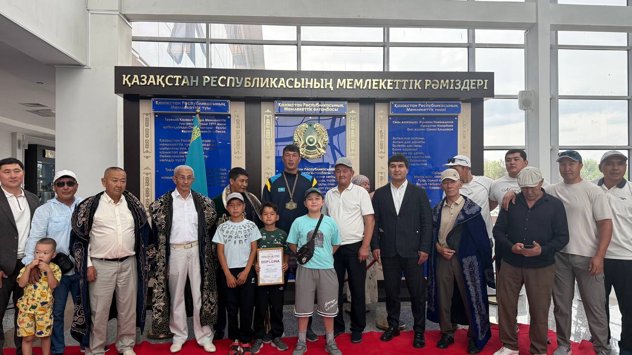 Состоялась торжественная церемония встречи чемпиона мира по борьбе на поясах верхом на лошади Нуржигита Амзеева, одержавшего победу на чемпионате мира, прошедшем в городе Казани (Российская Федерация)