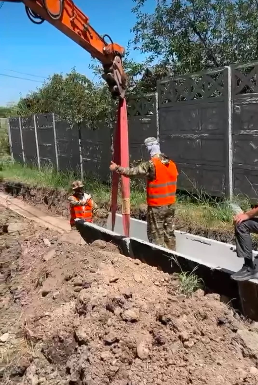В селе Рахат в рамках проекта, утвержденного государственным учреждением «Отдел пассажирского транспорта и автомобильных дорог», проводится средний ремонт автомобильной дороги.
