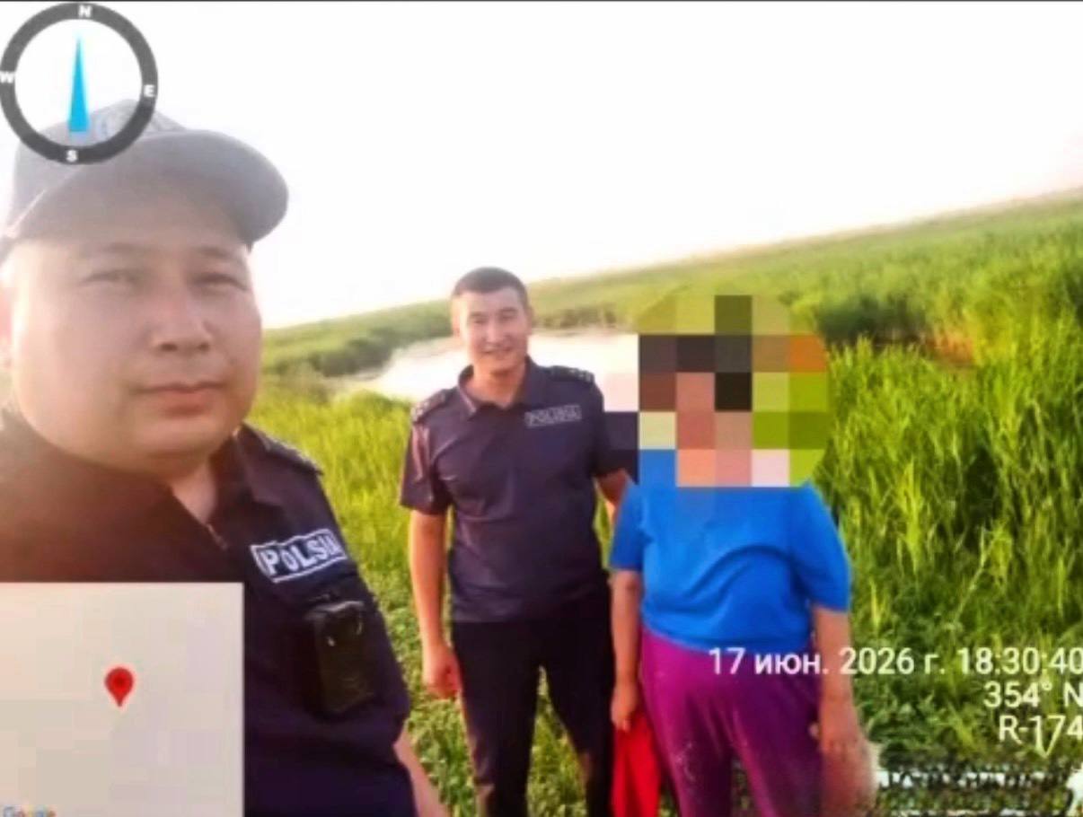 Босой полицейский вывел из болота пропавшую женщину: поиски в области Абай завершились спустя почти 18 часов