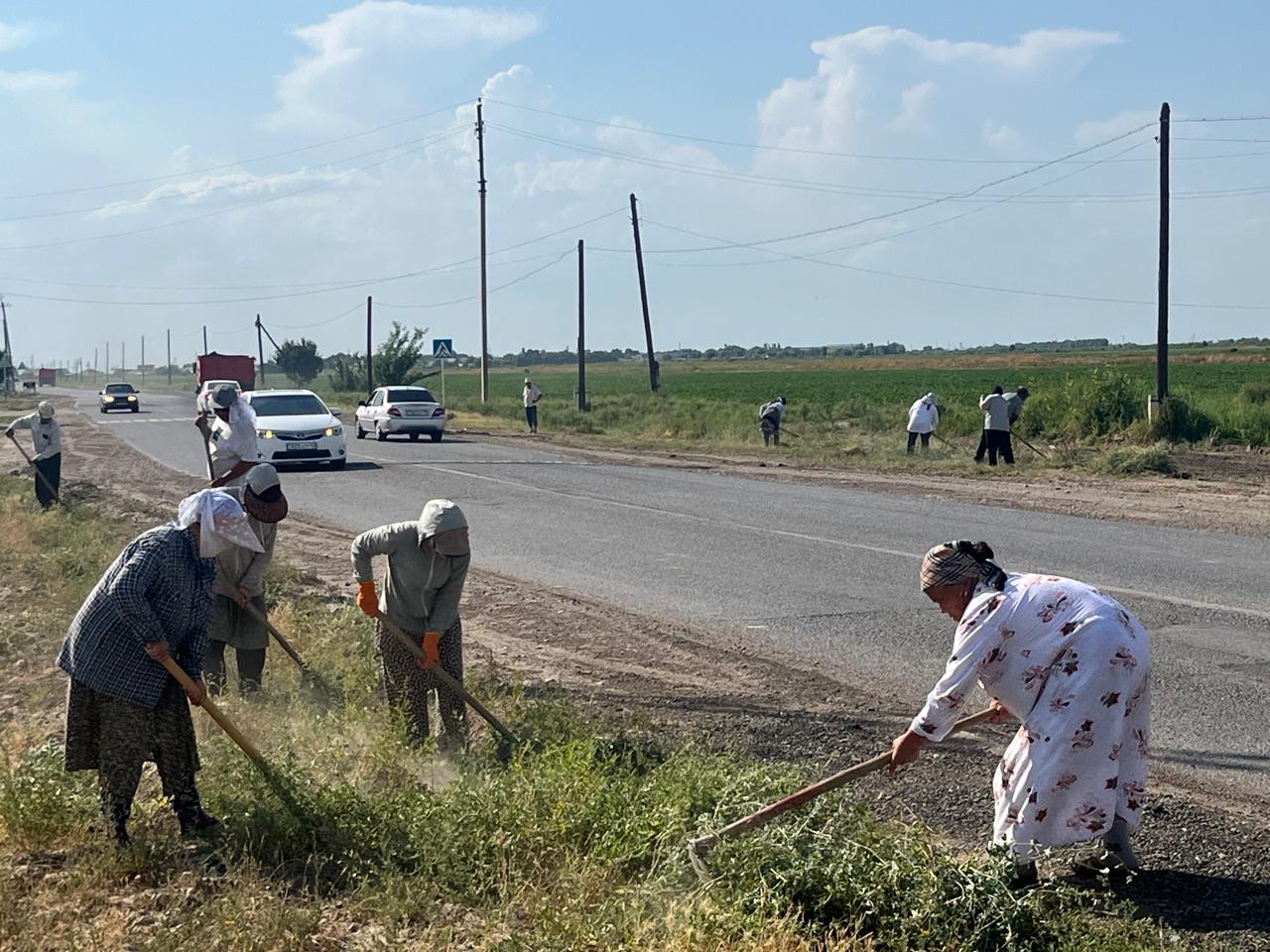 В МАКТААРАЛЬСКОМ РАЙОНЕ ПРОВЕДЕНЫ МАСШТАБНЫЕ РАБОТЫ ПО ОЧИСТКЕ ВДОЛЬ АВТОМОБИЛЬНОЙ ДОРОГИ РЕСПУБЛИКАНСКОГО ЗНАЧЕНИЯ А-15