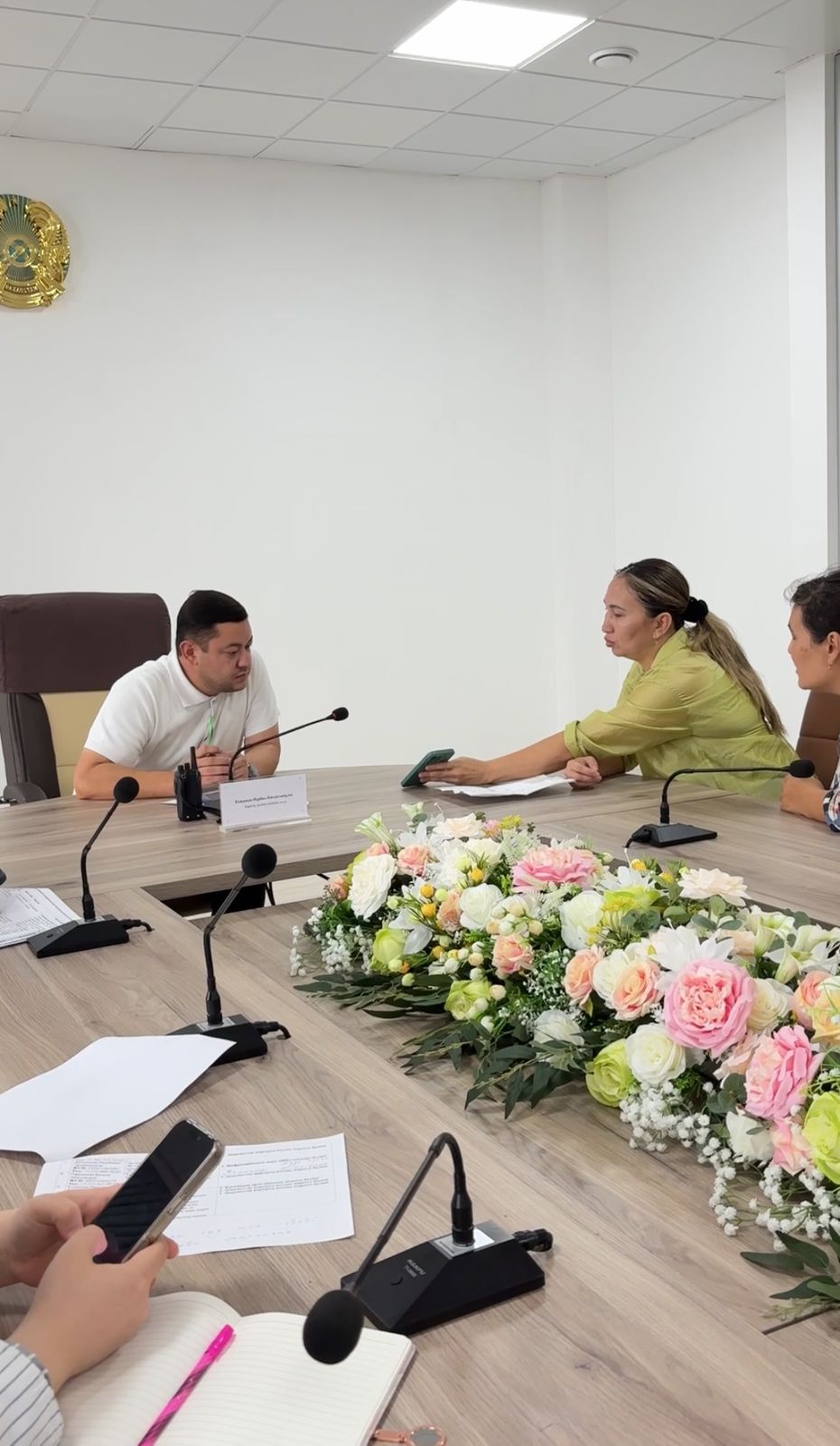 В аппарате акима Каратауского района на постоянной основе проводится личный приём граждан.