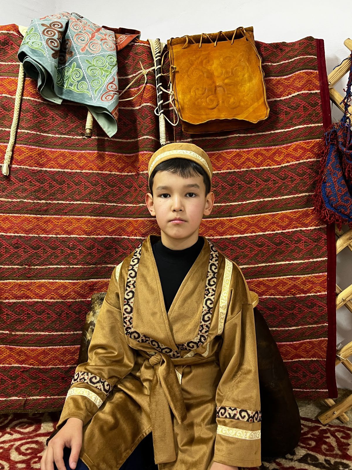14-летний подросток из Темирского района открыл дома мастерскую по обработке кожи и изготавливает национальные изделия