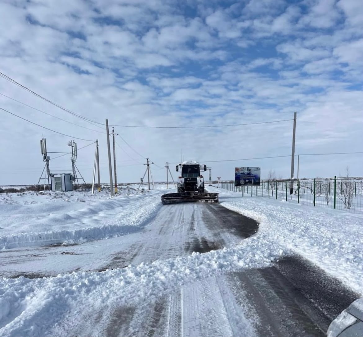 В связи с погодными условиями в аульном округе ойык проведены работы по уборке снега с целью обеспечения безопасности дорожного движения.