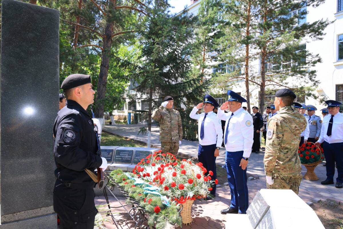 Служба, память и честь: в Карагандинской области наградили сотрудников полиции
