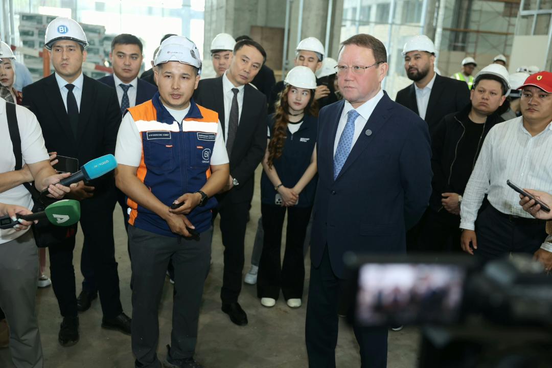 Аким Костанайской области Кумар Аксакалов посетил строительную площадку аквапарка «Осьминог».