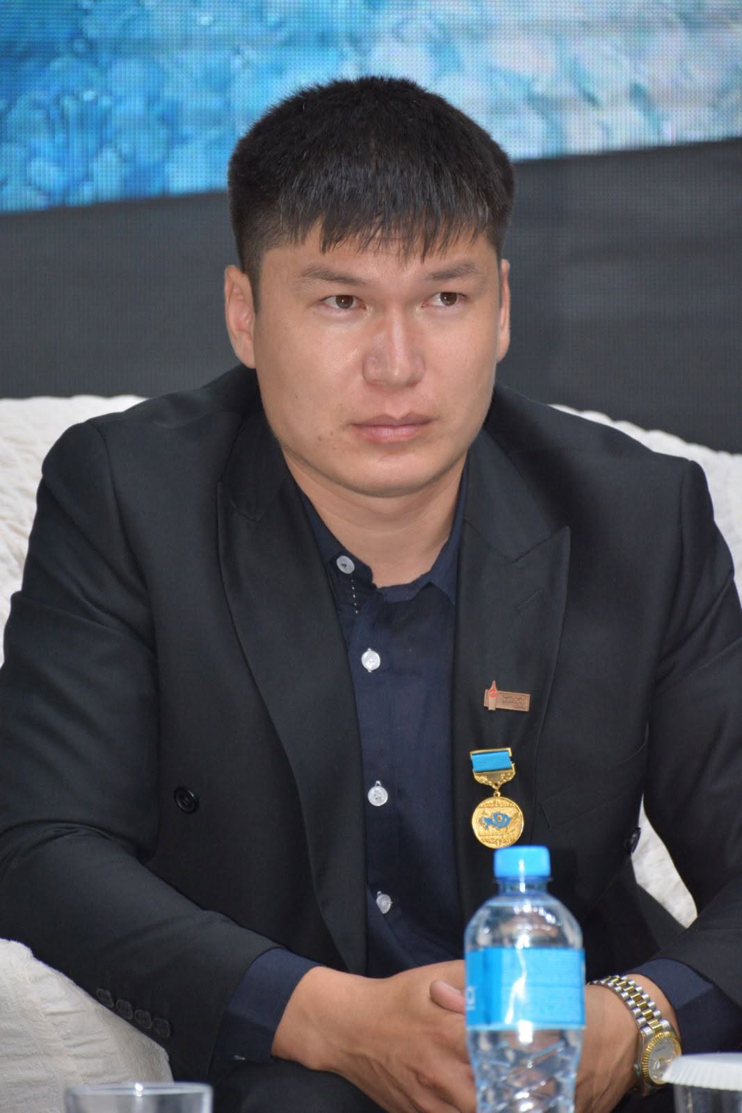 Шардаралық жас ақын, қаламгер Мейрамбек Әбдуәлінің «Сырлы әлем сыңғыры» кітабының тұсаукесері өтті.