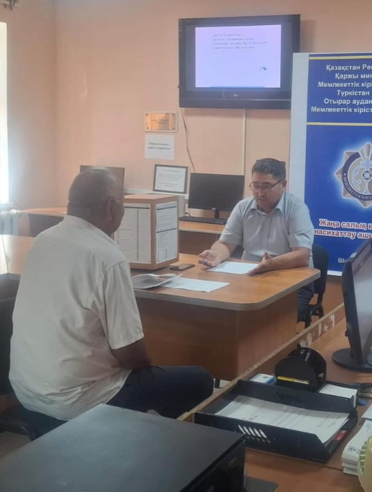 В Управлении государственных доходов по Отырарскому району состоялся День открытых дверей, посвящённый разъяснению норм нового Налогового кодекса Республики Казахстан.