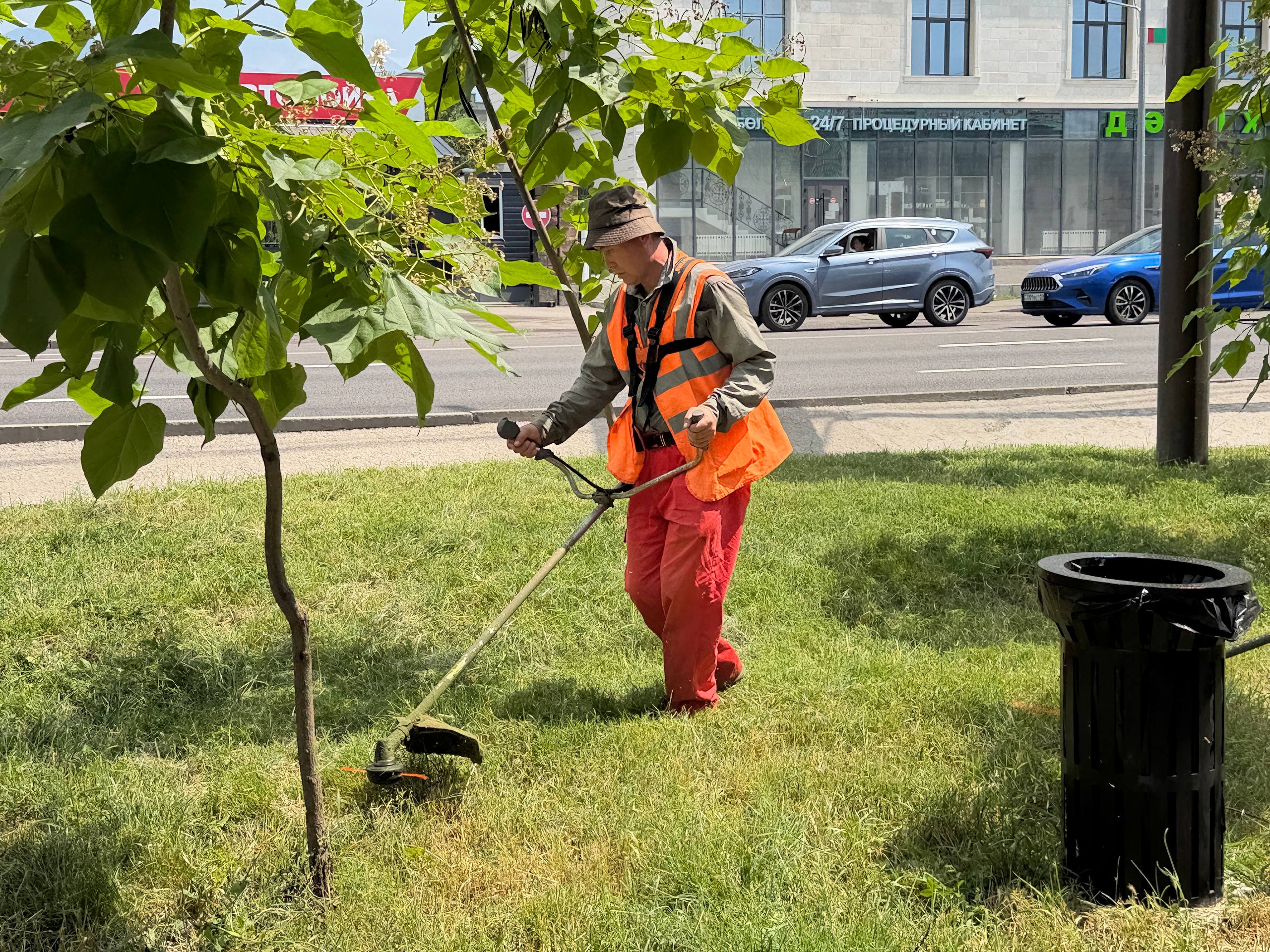 В Ауэзовском районе на ежедневной основе продолжаются работы по санитарной очистке и благоустройству территории