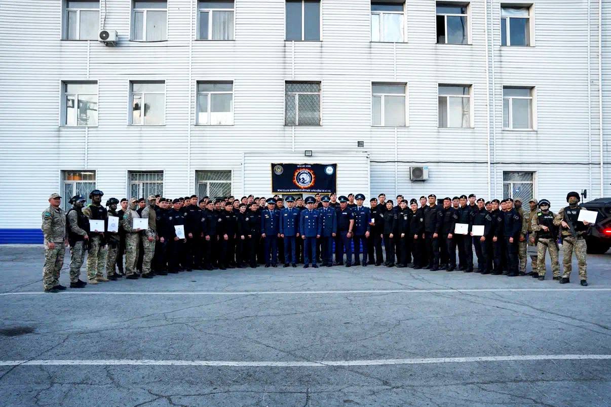 Начальник Департамента полиции области Абай Эльдар Данияров поощрил сотрудников специальных подразделений
