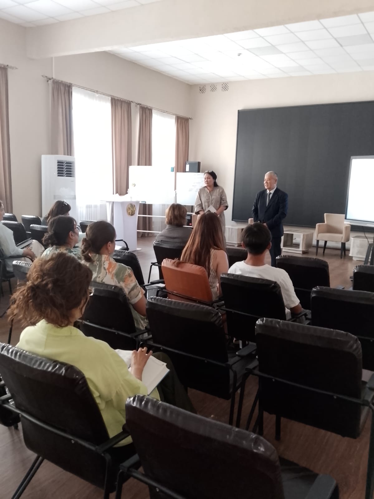 Исполняющий обязанности Представителя Уполномоченного по правам человека по Карагандинской области Каримов А.Б. и представитель Комиссии по правам молодёжи «Еркіндік рухы» провели встречу с молодёжью и студентами региона.