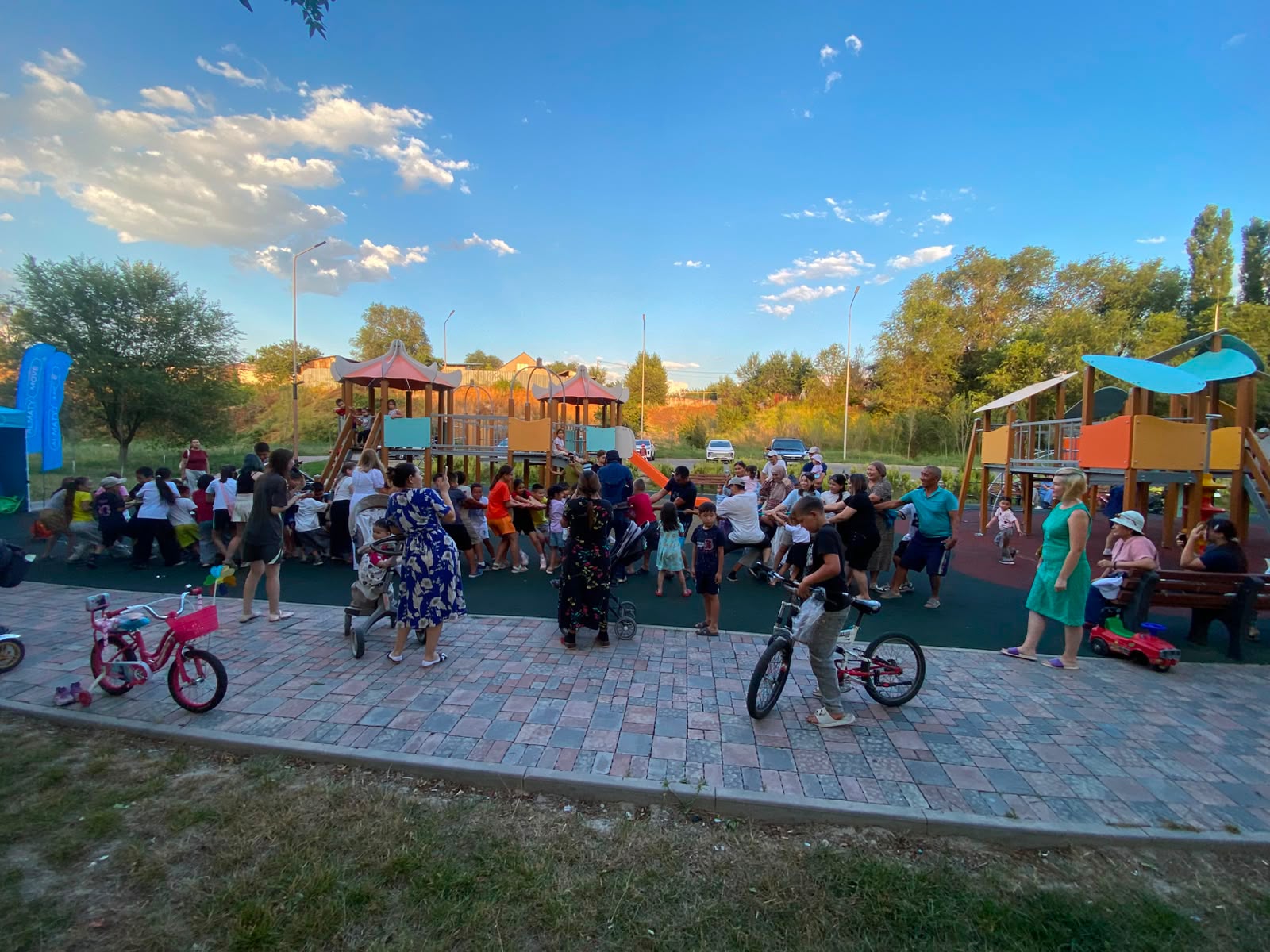 В Алматы стартовал городской проект ALMATY MOVE: сотни семей провели активные выходные на свежем воздухе