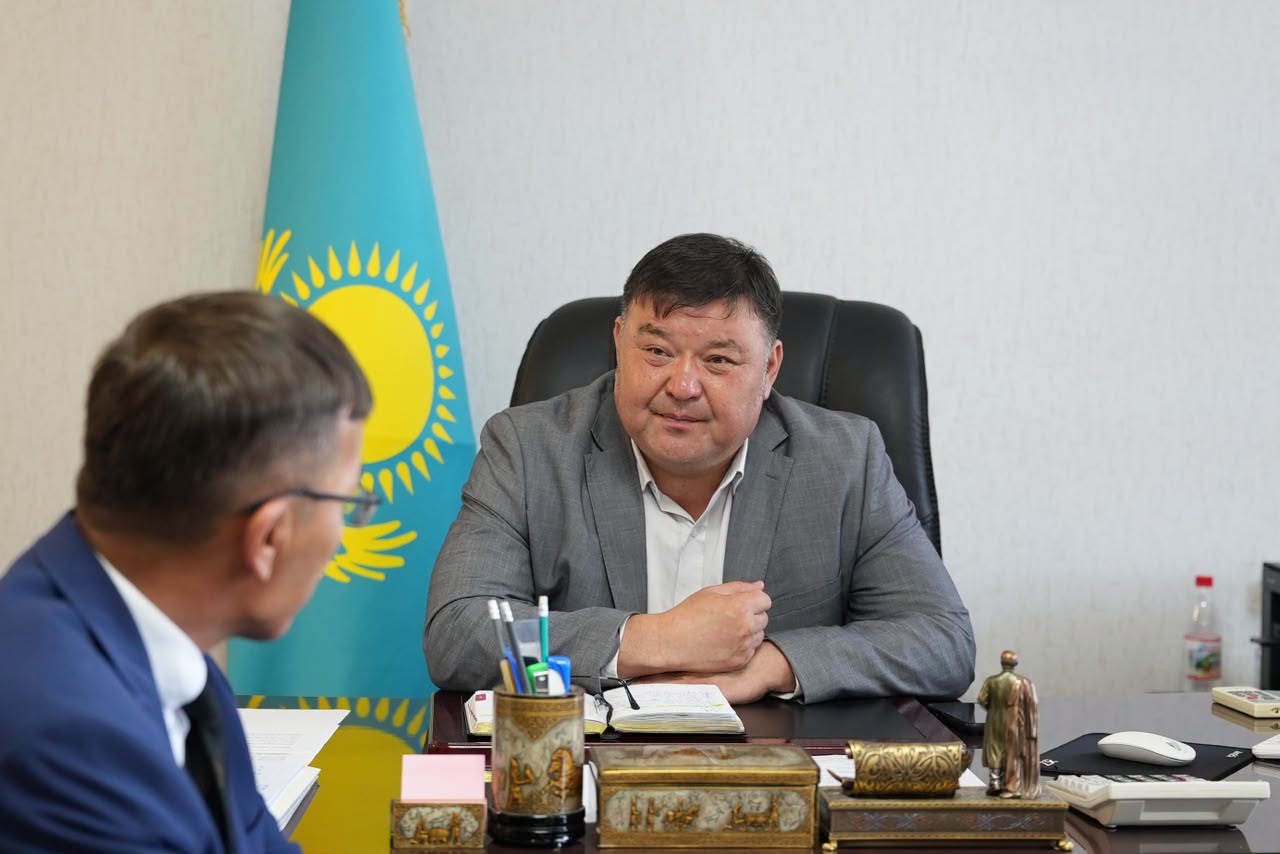 Шардара ауданының әкімі Қарсыбаев Арман Романұлы мерейтойлы басылымға құрмет көрсетті