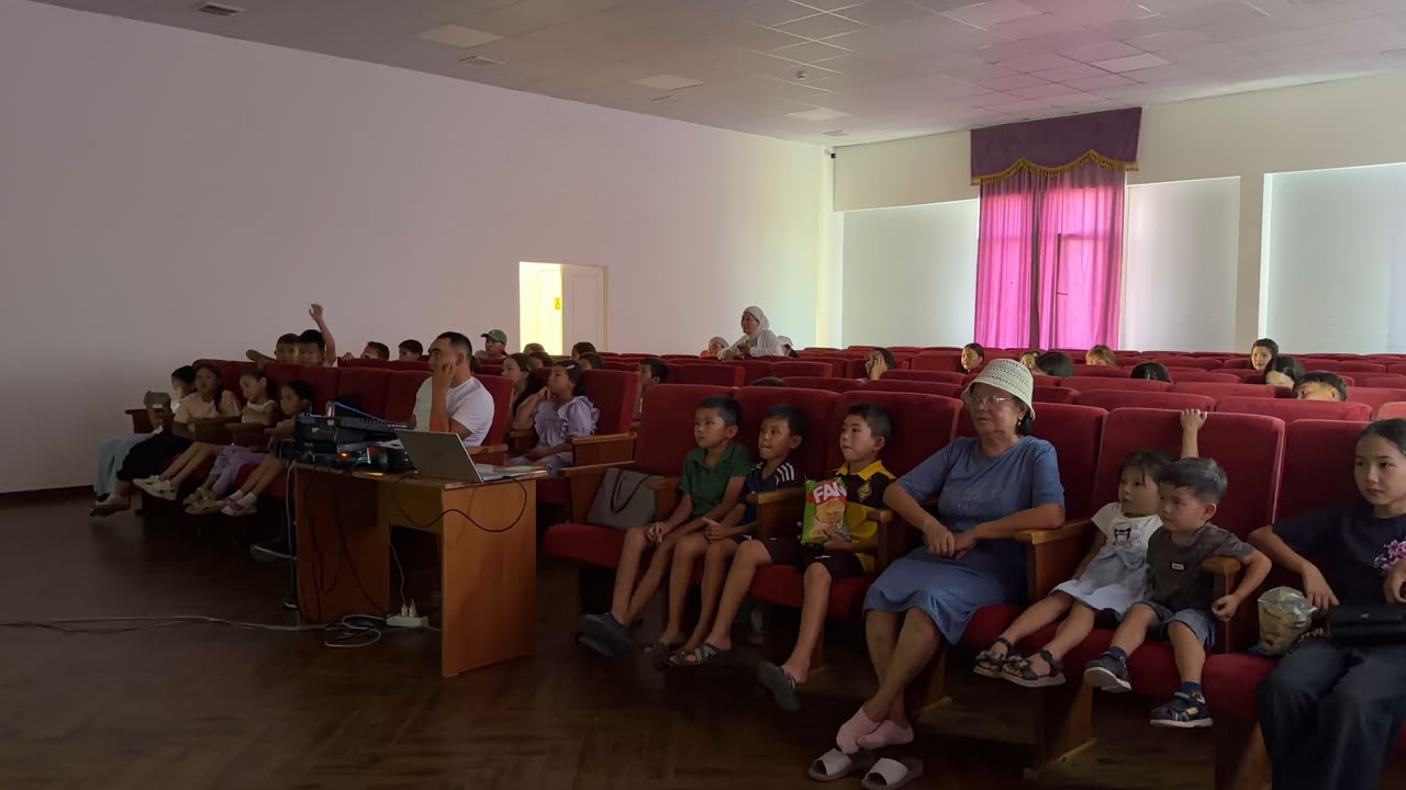 К Международному дню молодежи был организован показ фильма «Абай бол».