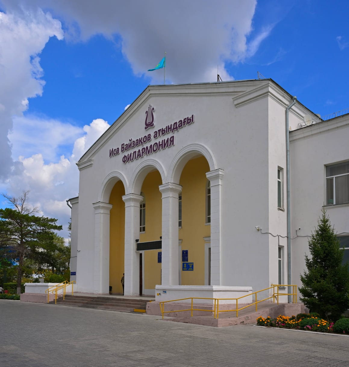 Аким Павлодарской области Асаин Байханов посетил областную филармонию им. Исы Байзакова