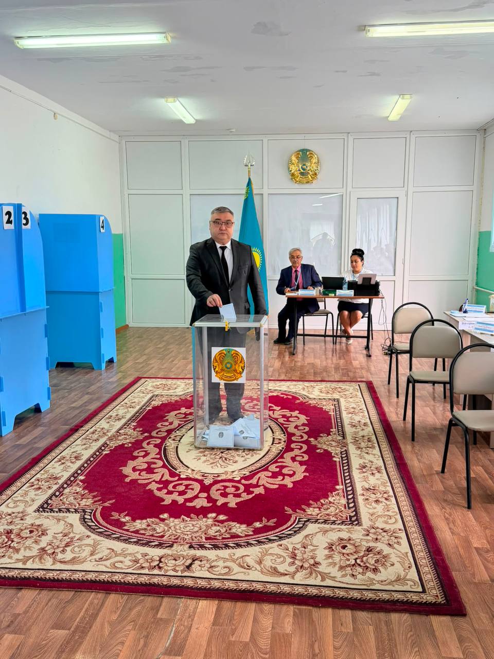 В рамках мероприятия «Құрылтай» аким района Нуржан Оразбекович посетил избирательный участок №119 и сделал свой выбор.