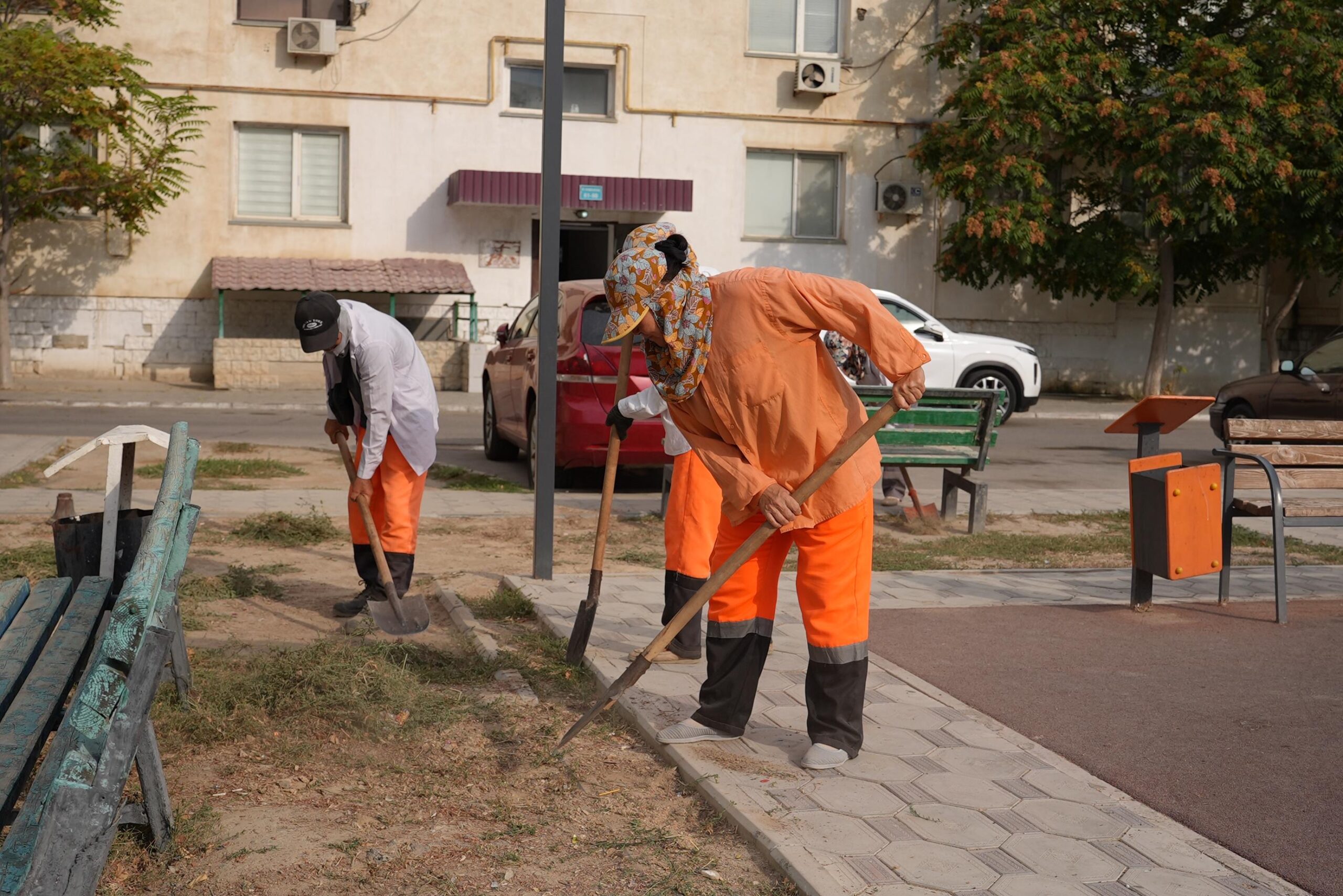 В Актау продолжается уборка сорной растительности во дворах микрорайонов
