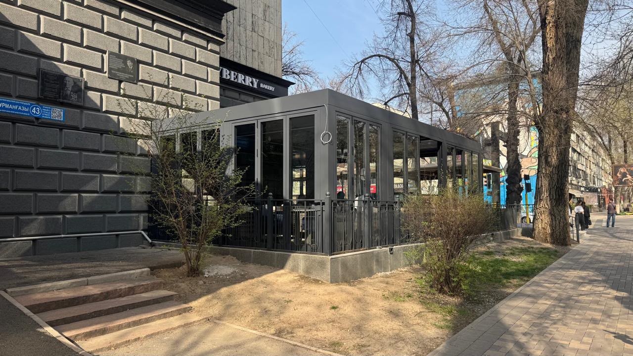 Пристройку к кафе снесли в центре Алматы