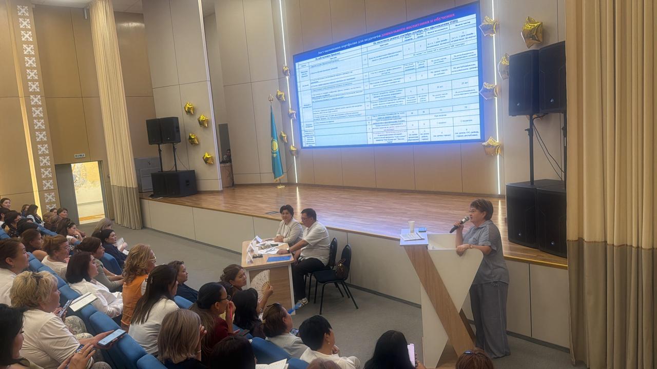 Сегодня руководители отделов Департамента по обеспечению качества в сфере образования города Алматы Омарова Г.Т. и Усенов Б.С. совместно с сотрудниками Управления образования города Алматы провели семинар-совещание для руководителей организаций дошкольного образования в школах №222 и №146.