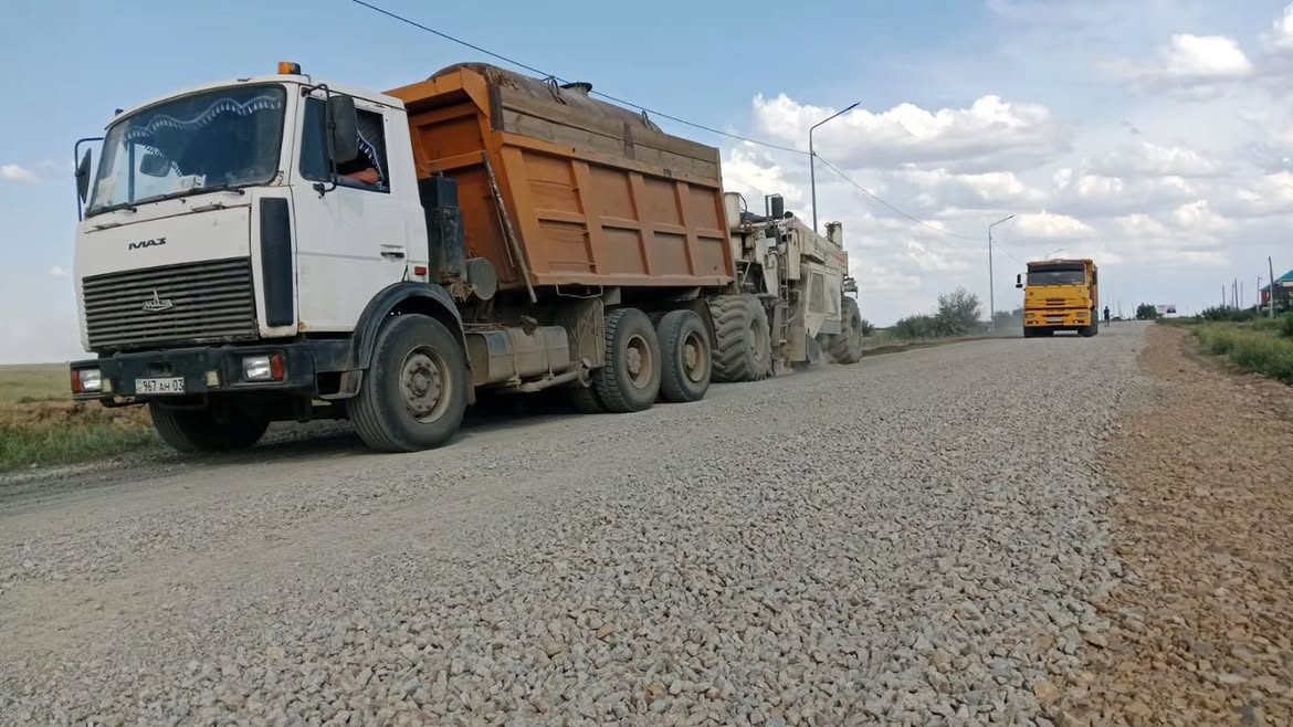 🚧 В городе Есиль продолжается средний ремонт автомобильной дороги по улице Гарышкерлер