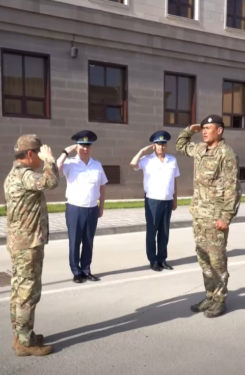 Главный полицейский региона наградил сотрудников, отличившихся на службе