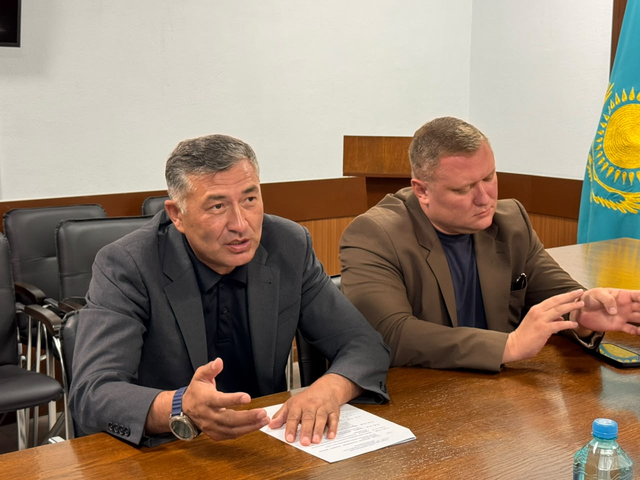 Асхат Бердиханов встретился с юными скейтбордистами