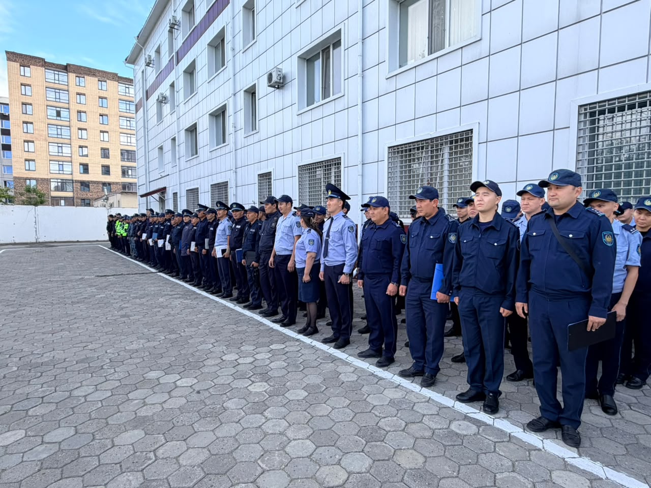 На территории Управления полиции города Костаная в рамках республиканского профилактического мероприятия «Правопорядок» проведён строевой смотр личного состава Департамента полиции, Национальной гвардии, уголовно-исполнительной системы и службы пробации.