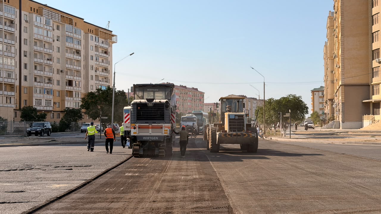 В Актау продолжаются работы по ремонту дорог