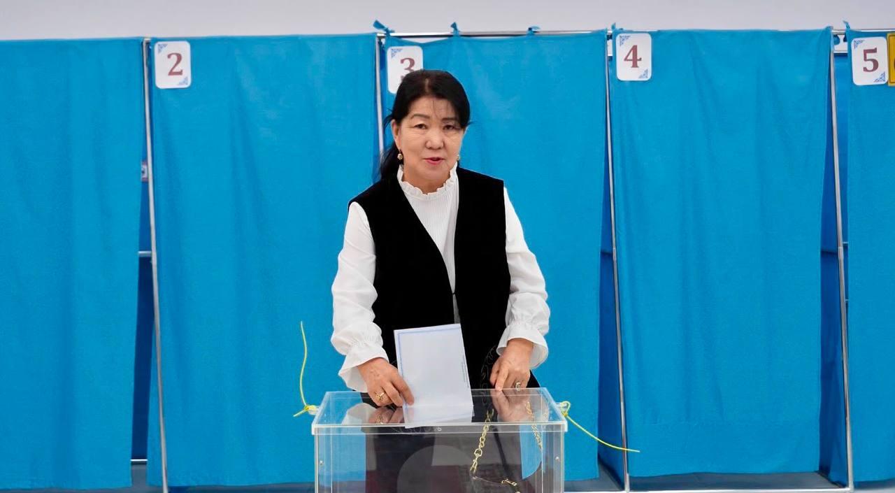С именем Курултай – на выборы: жительница Мангистау одной из первых сделала свой выбор