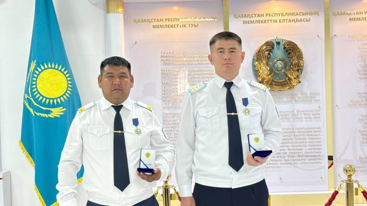 Полицейские награждены за мужество при задержании подозреваемого в разбойном нападении в Уральске
