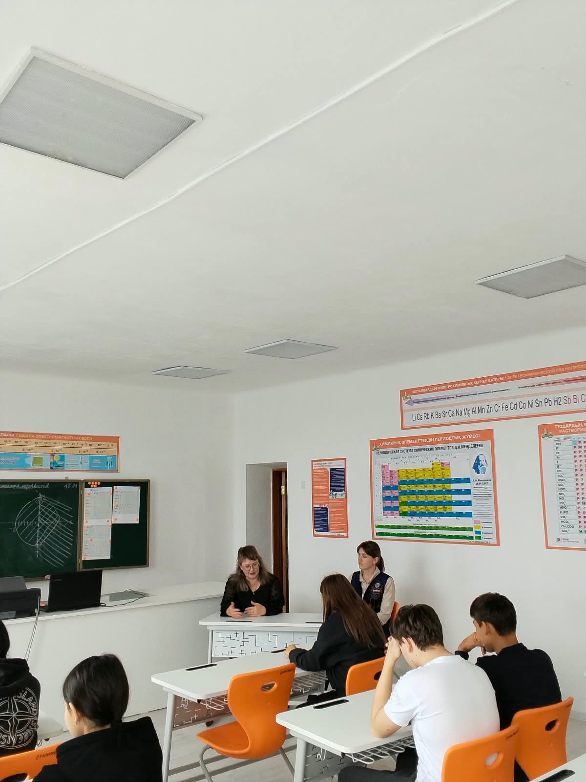 18 сентября в Свердловской общеобразовательной школе состоялась встреча учащихся с методистом Молодёжно-ресурсного центра проведённая в формате TEDx.
