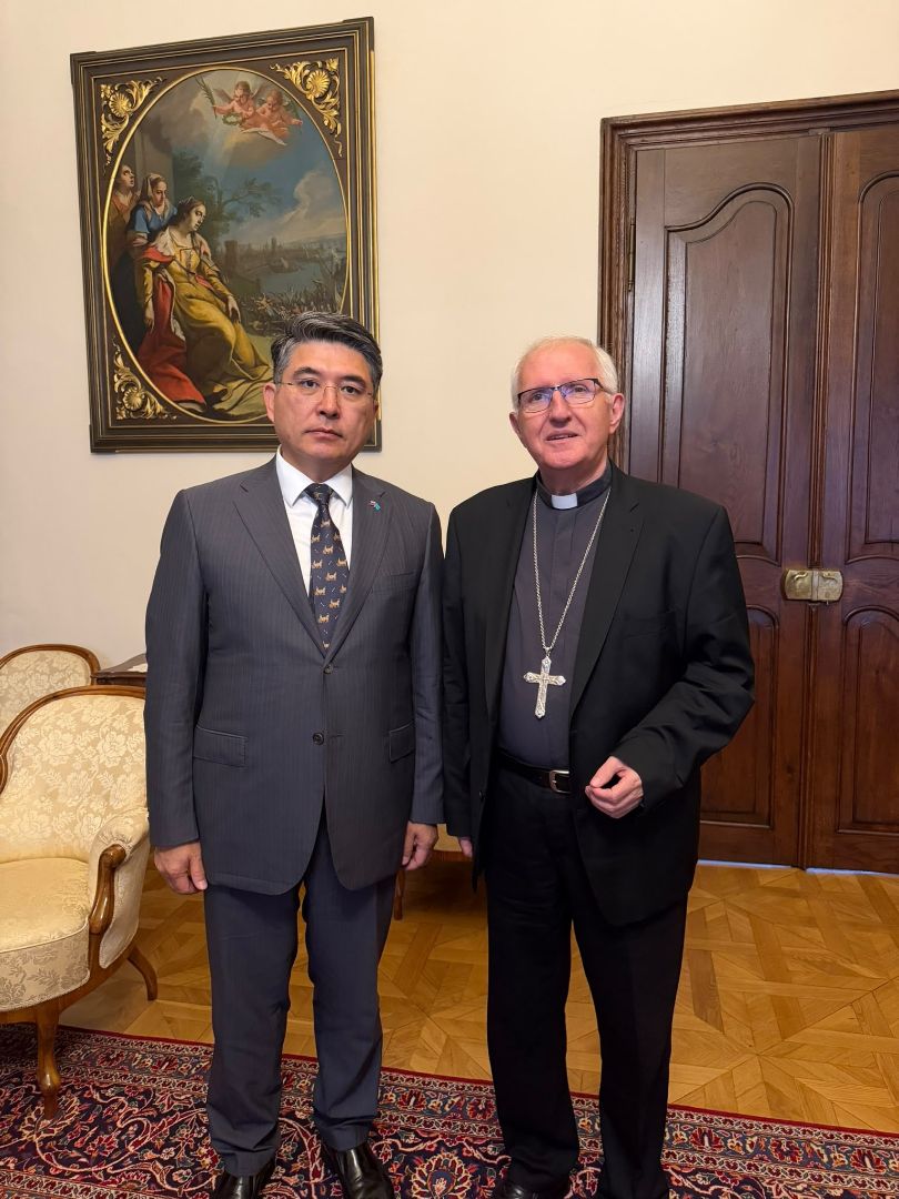Srečanje veleposlanika Kazahstana z ljubljanskim nadškofom: Krepitev medverskega dialoga in duhovnega soglasja