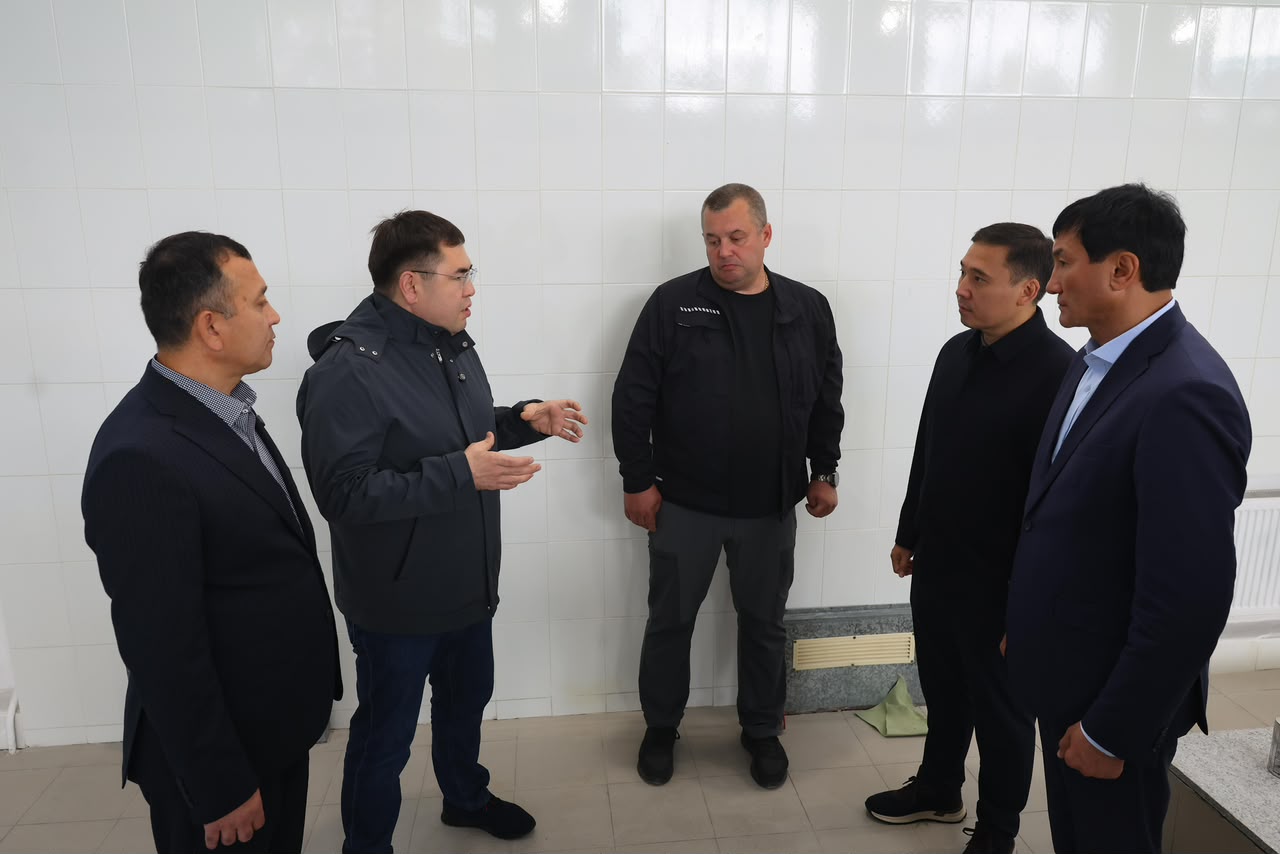 Аким города Павлодара Хасар Хабылбеков посетил бассейн СДЮШОР Дворца школьников и ознакомился с текущим ходом ремонтных работ
