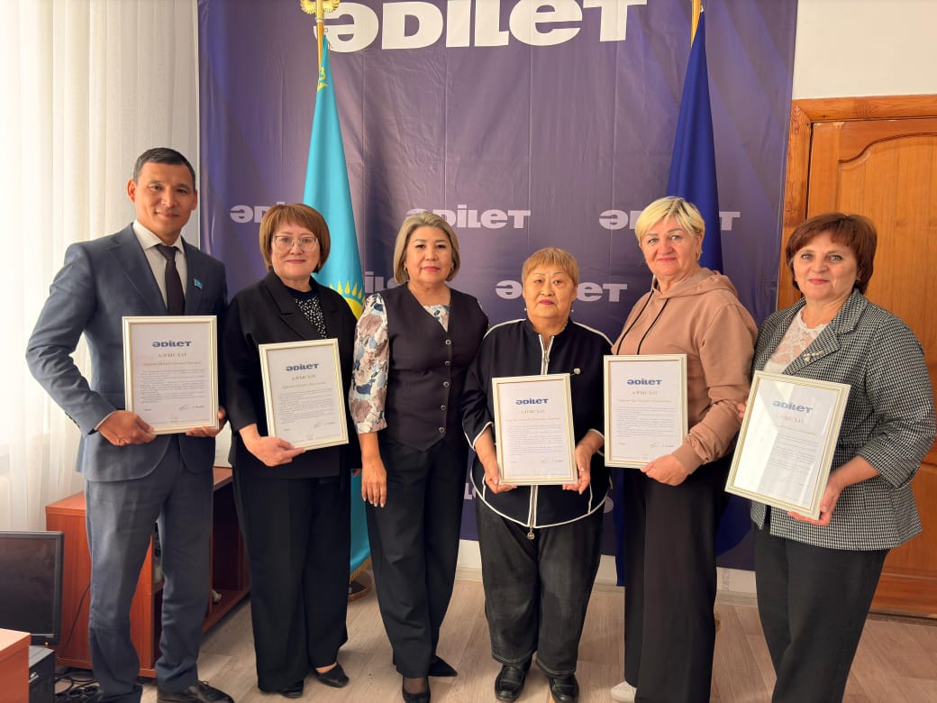 В Сандыктауском районном филиале партии «Әділет» состоялось вручение благодарственных писем членам предвыборного штаба.