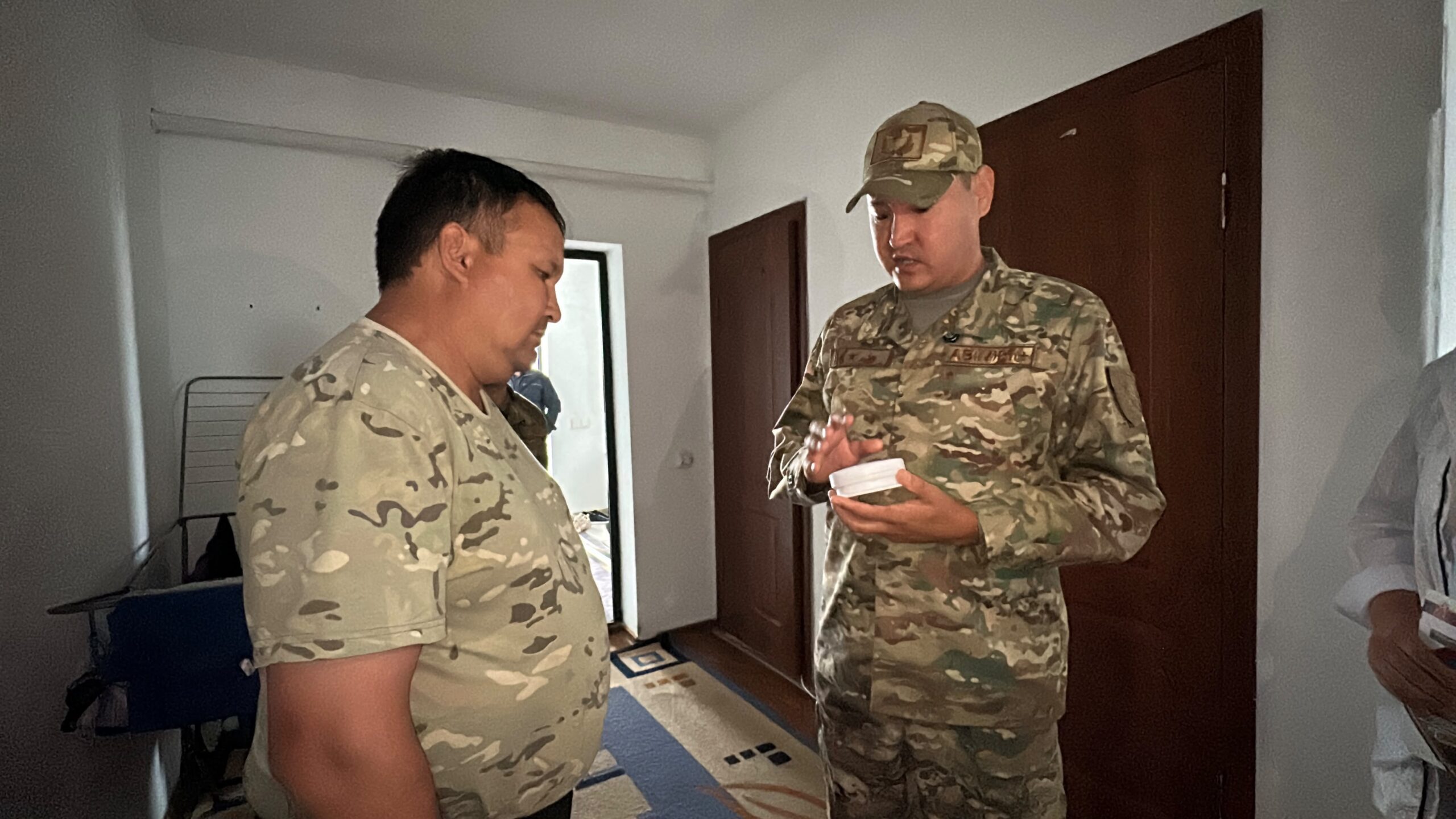 Спасатели ДЧС ВКО устанавливают датчики угарного газа