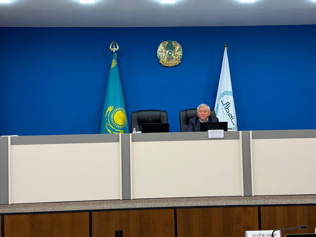 Перед очередной сорок первой сессией маслихата области Абай депутаты собрались на заседание постоянных комиссий