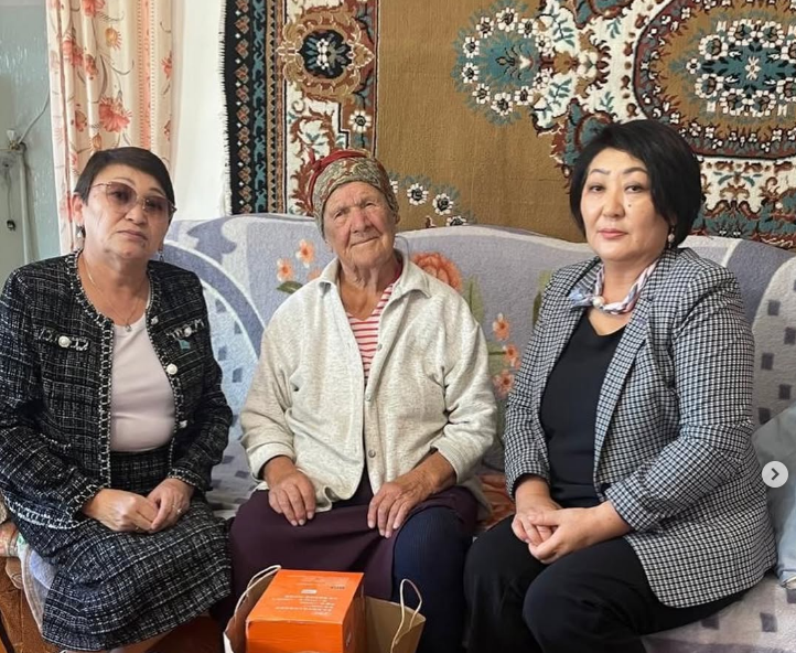 В ЧЕСТЬ ПРАЗДНИКА ДНЯ ПОЖИЛЫХ ЛЮДЕЙ ОКАЗАНО УВАЖЕНИЕ ВЕТЕРАНУ