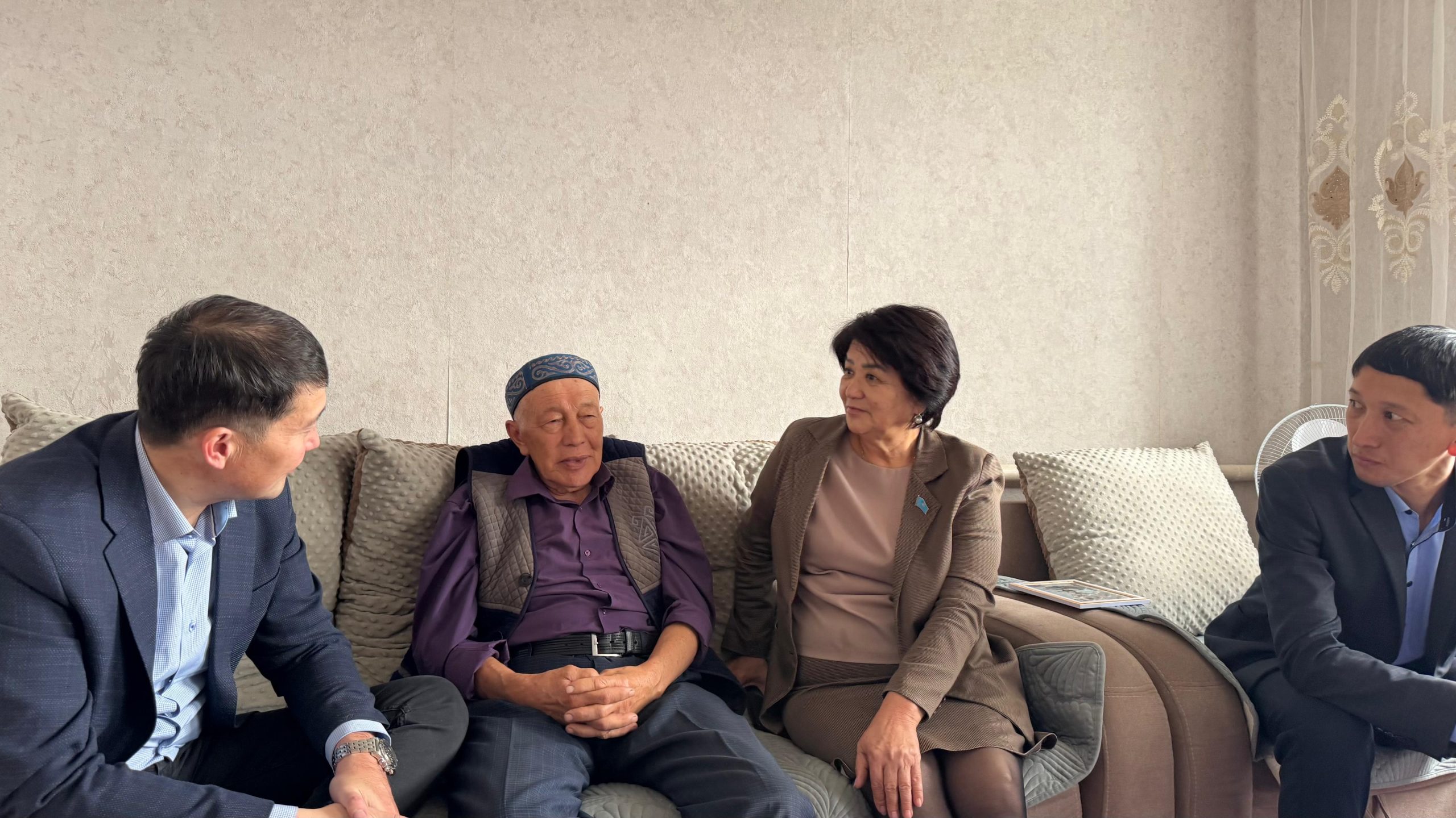 Аким Тимирязевского района Ерлан Жаров посетил семью Жолдаяковых в селе Дмитриевка