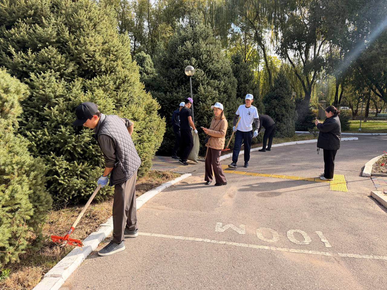 В АУЭЗОВСКОМ РАЙОНЕ ПРОШЛА ЭКОЛОГИЧЕСКАЯ АКЦИЯ В ДОМЕ ВЕТЕРАНОВ «ШАҢЫРАҚ»