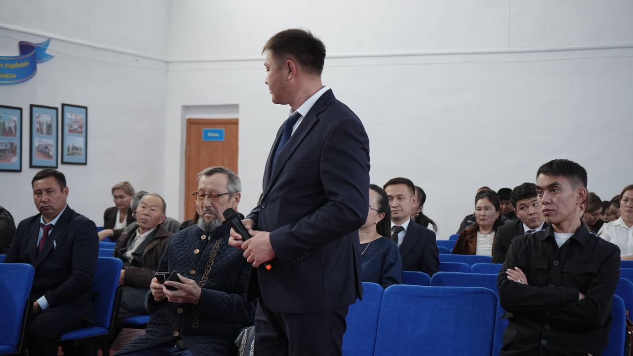 В селе Кокентау состоялась отчетная встреча акима района с жителями.